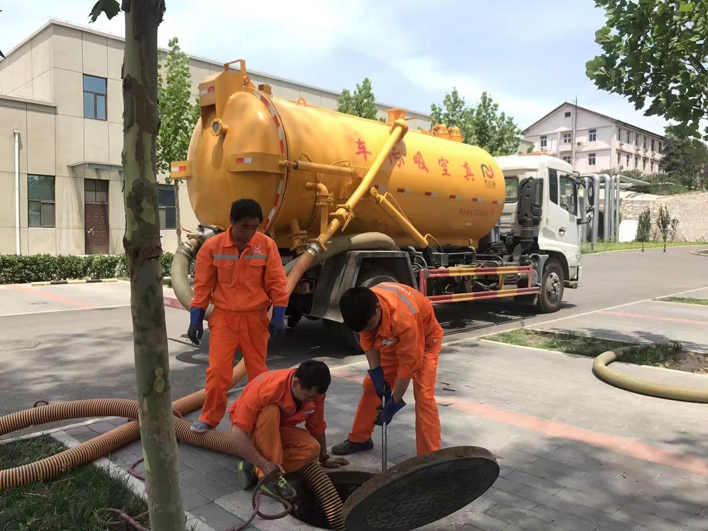 迎江管道疏通车停在窨井附近