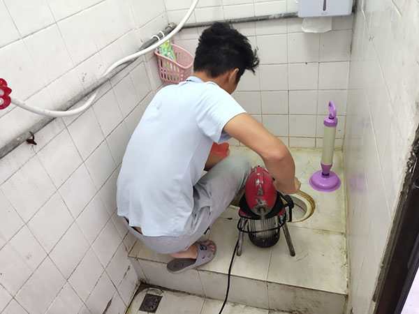 迎江管道堵塞冒臭气 专业师傅现场解决问题
