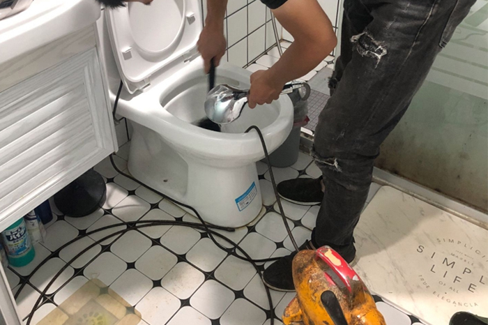 迎江马桶堵塞自己疏通还是找师傅？专业上门服务让你省时更省心