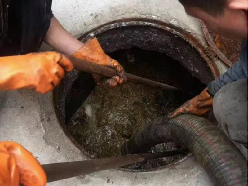 迎江清理化粪池时如何避免沼气的危害？